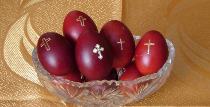 Červené vajíčka v sklenenej mise.